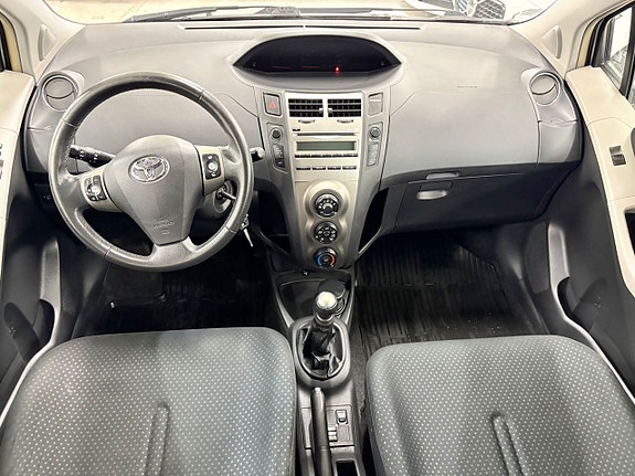 Toyota Yaris 8 of 13