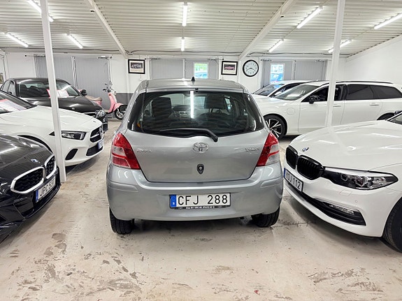 Toyota Yaris 5 of 13