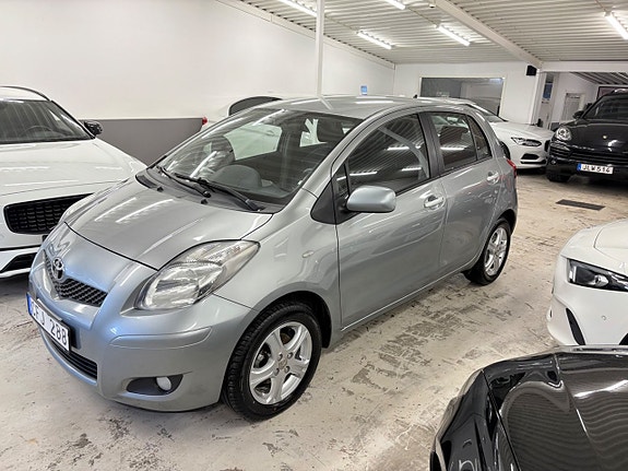 Toyota Yaris 2 of 13