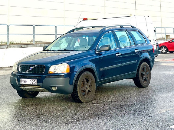 Volvo XC90 2 of 8