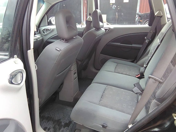 Chrysler PT Cruiser 2 of 5