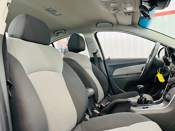 Chevrolet Cruze 8 of 21