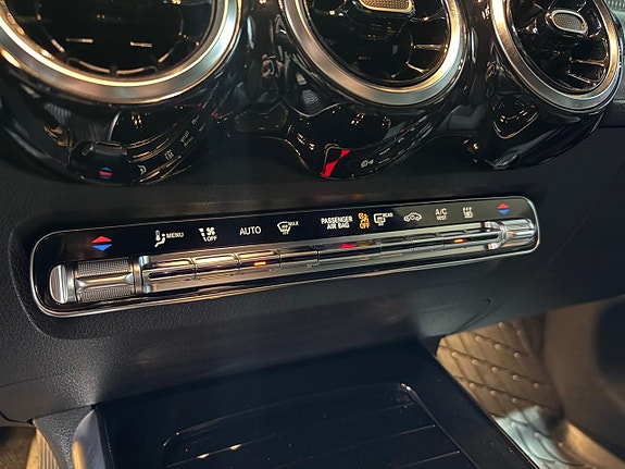 Mercedes-Benz GLB200 11 of 17