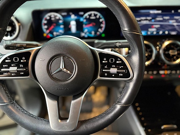Mercedes-Benz GLB200 8 of 17