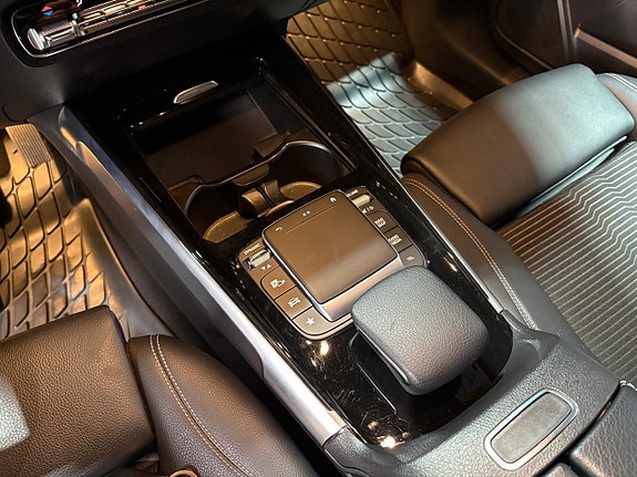 Mercedes-Benz GLB200 9 of 17
