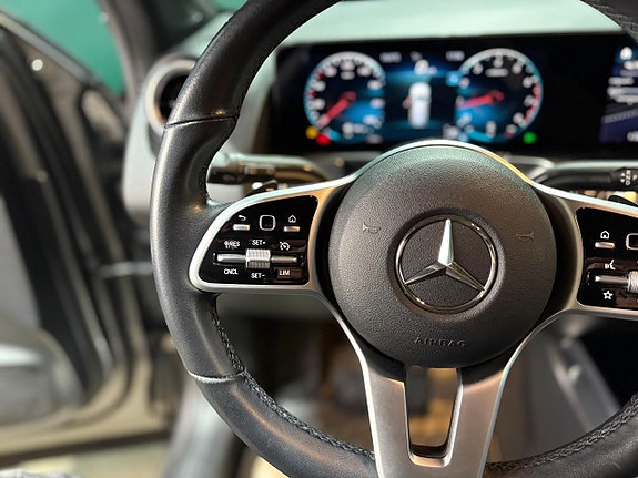 Mercedes-Benz GLB200 7 of 17