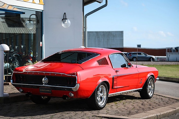 Ford Mustang 8 of 21