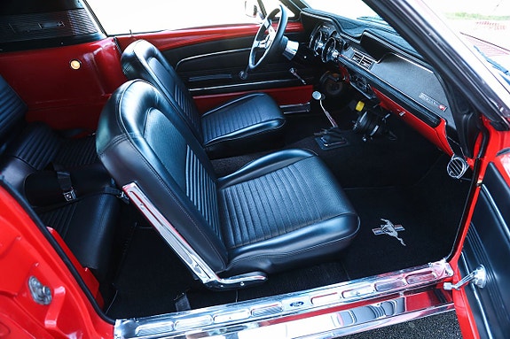 Ford Mustang 17 of 21