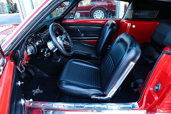 Ford Mustang 13 of 21