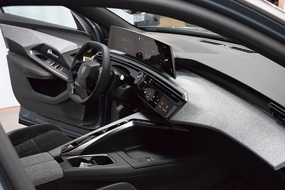 Peugeot e-5008 17 of 23