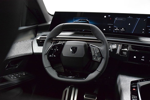 Peugeot e-5008 6 of 23
