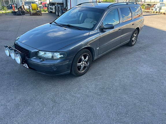 Volvo V70 3 of 4
