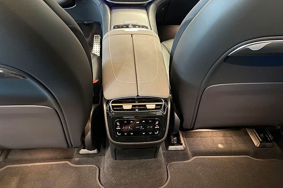 Mercedes-Benz EQS580 14 of 17