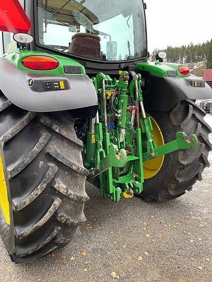 John Deere 6130R med lastare i Nyskick 4 of 5