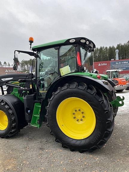 John Deere 6130R med lastare i Nyskick
