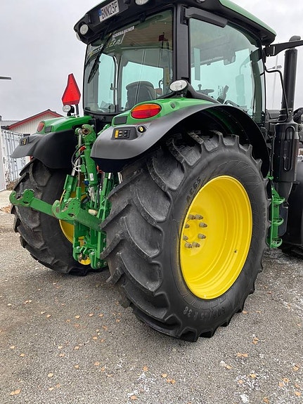 John Deere 6130R med lastare i Nyskick 5 of 5