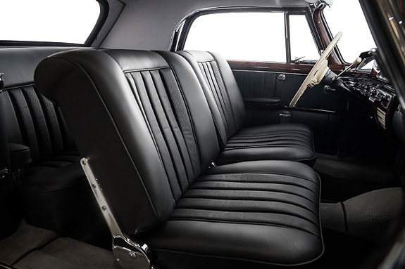 Mercedes-Benz W128 14 of 16