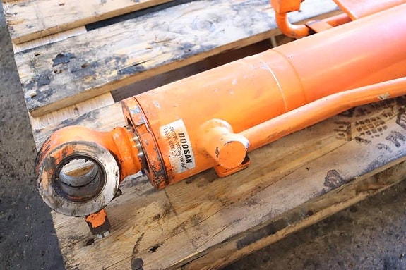 Doosan DX 60 R 3 of 4