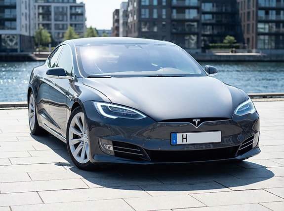 Tesla Model S 3 of 5
