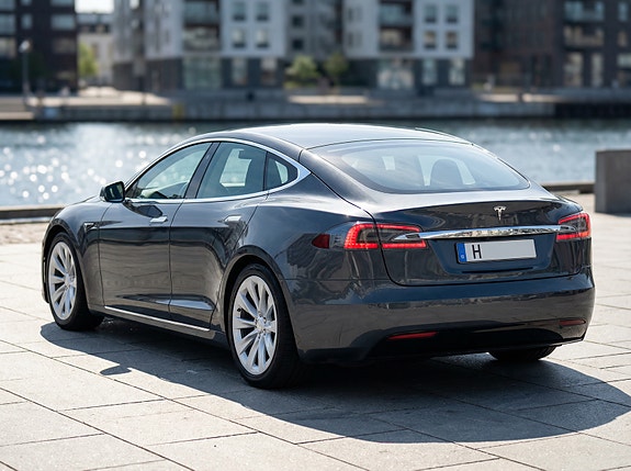Tesla Model S 2 of 5