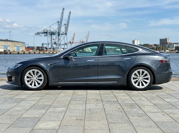 Tesla Model S 4 of 5