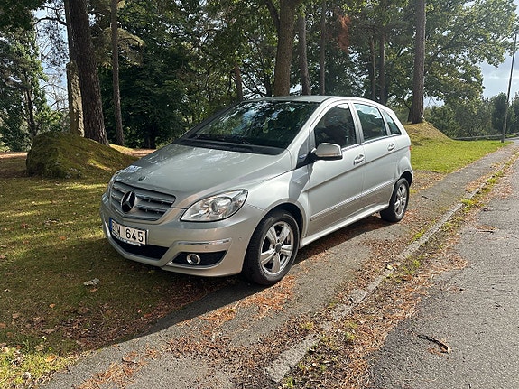 Mercedes-Benz B180 2 of 5
