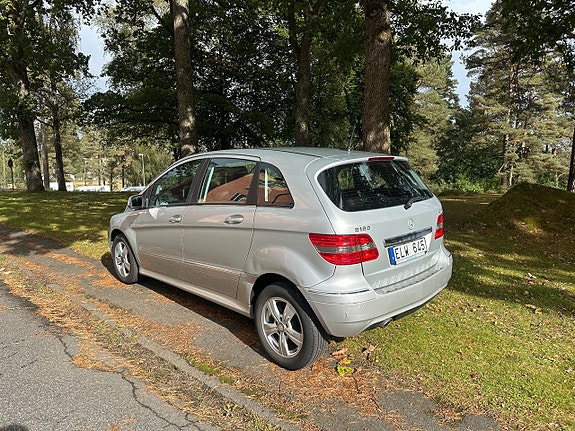 Mercedes-Benz B180 4 of 5