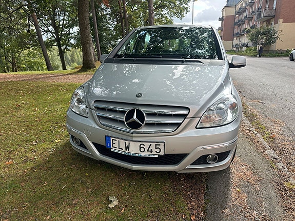 Mercedes-Benz B180 3 of 5