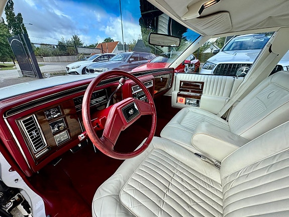 Cadillac Brougham 4 of 16