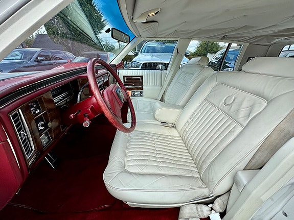 Cadillac Brougham 9 of 16