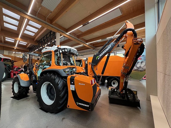 Traktor smidig med väg släntklippare