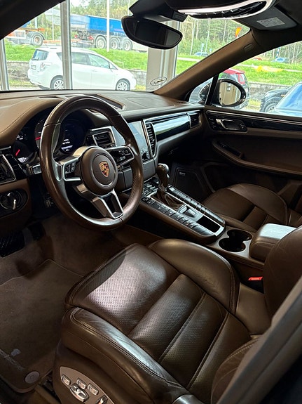 Porsche Macan 6 of 18