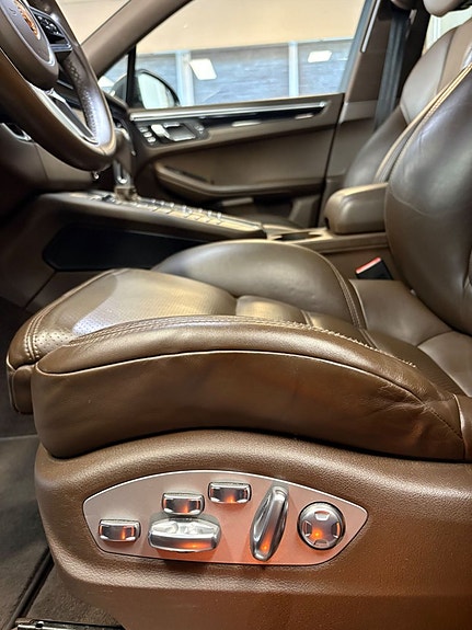 Porsche Macan 8 of 18