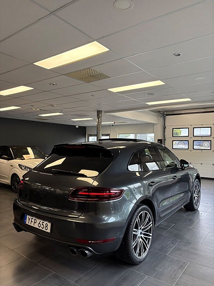 Porsche Macan 3 of 5