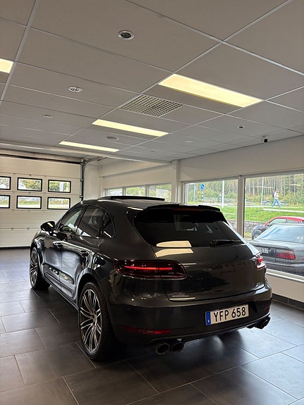 Porsche Macan 2 of 5