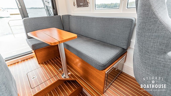 Paragon 31 Cabin | 2x Volvo Penta D4-320DPI 28 of 30