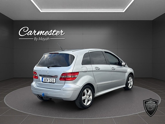 Mercedes-Benz B200 4 of 5