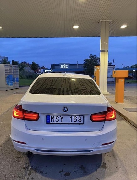 BMW 320Cd 2 of 5
