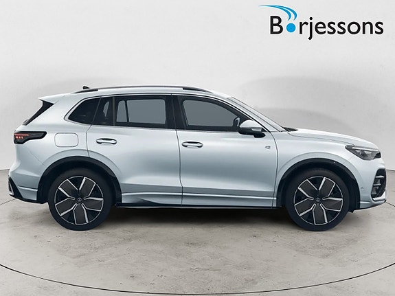 Volkswagen Tiguan 2 of 5