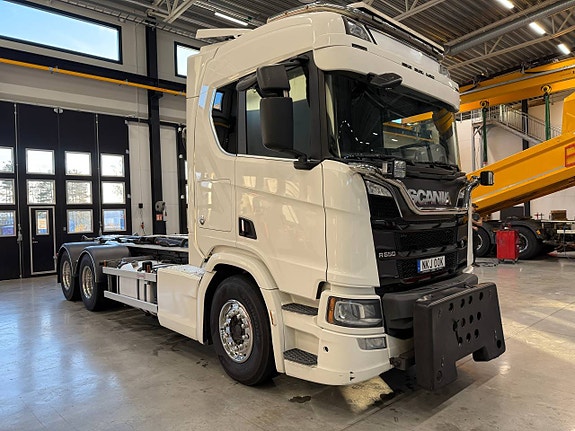 Scania R650 V8 6x2 lastväxlare Hiab 21 tons plogutrustad