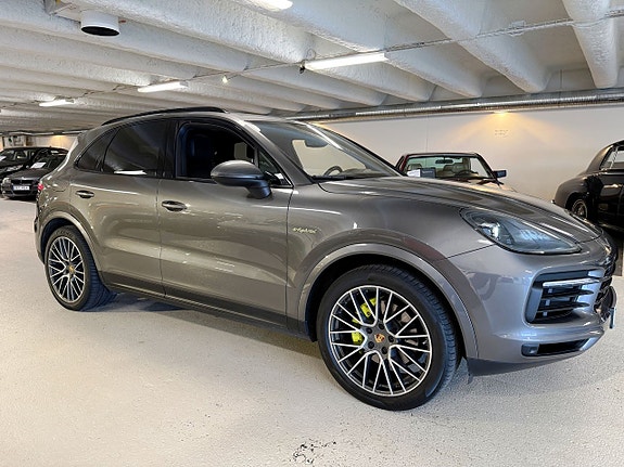 Porsche Cayenne 2 of 5