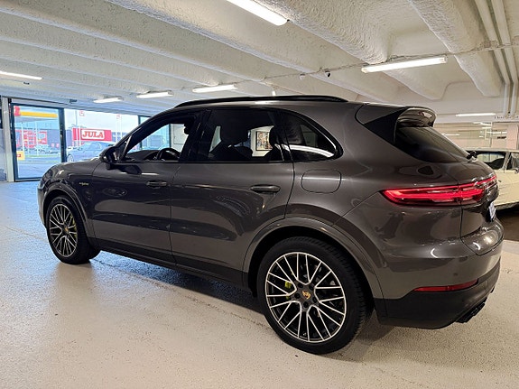 Porsche Cayenne 3 of 5