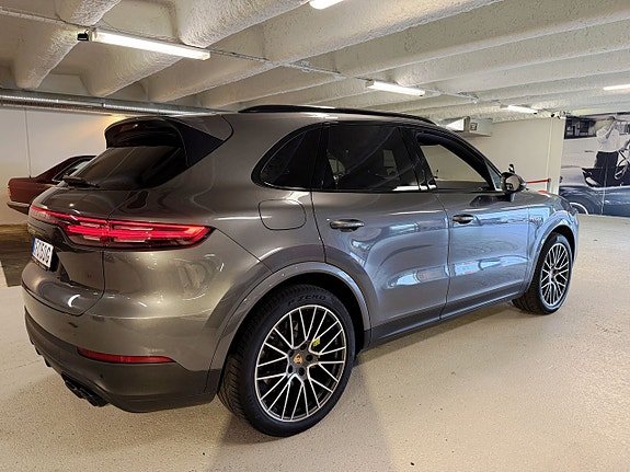 Porsche Cayenne 4 of 5