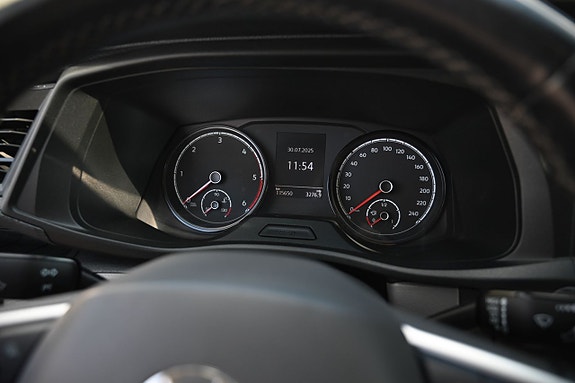 Volkswagen Caravelle 16 of 21