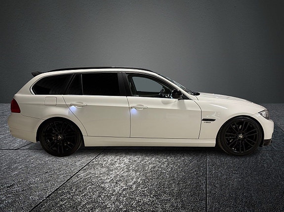 BMW 330d 3 of 5