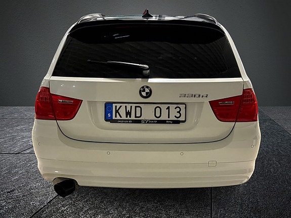 BMW 330d 4 of 5