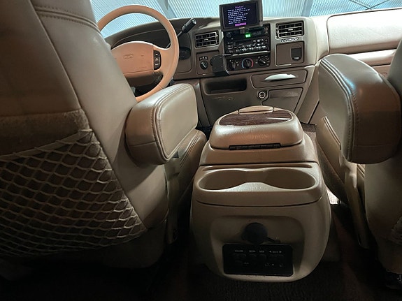 Ford Excursion 26 of 30