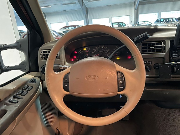 Ford Excursion 17 of 30