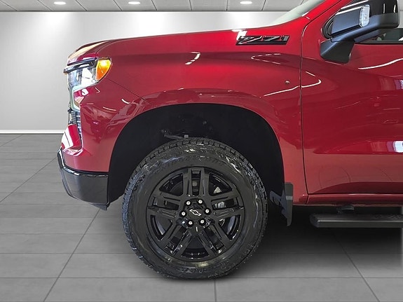 Chevrolet Silverado 4 of 5
