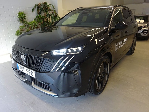 Peugeot e-5008 2 of 5